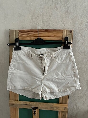 H&M beyaz mini şort