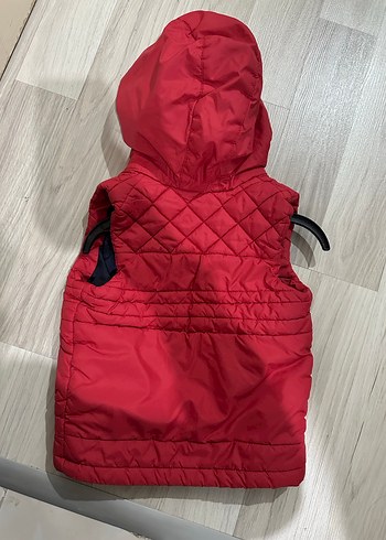 Kırmızı Kapüşonlu Erkek Çocuk Yelek - Görsel 3