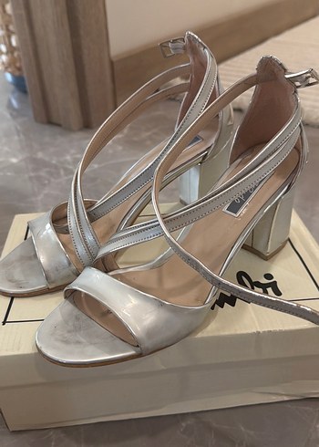 Minimalist gri  Metal Tokalı Topuklu Ayakkabı - Görsel 3