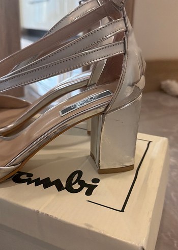 Minimalist gri  Metal Tokalı Topuklu Ayakkabı - Görsel 4