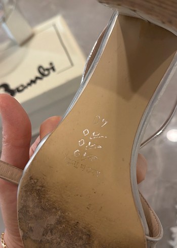 Minimalist gri  Metal Tokalı Topuklu Ayakkabı - Görsel 5