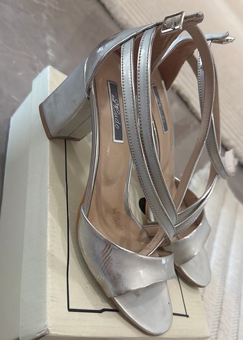 Minimalist gri  Metal Tokalı Topuklu Ayakkabı - Görsel 2