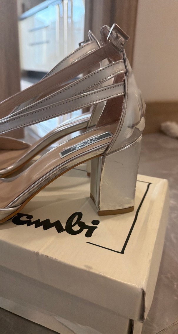 Minimalist gri  Metal Tokalı Topuklu Ayakkabı - Görsel 4