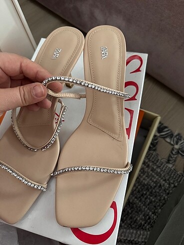Zara taşlı topuklu sandalet