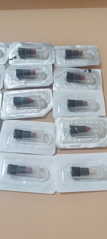  Beden çeşitli Renk Ruj numuneleri 20 adet avon