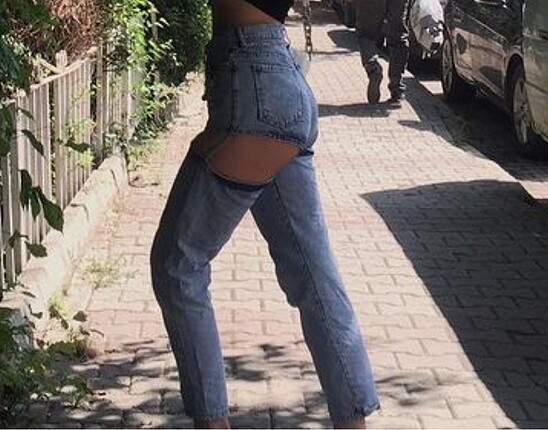 30 Beden mavi Renk Yırtmaç detaylı jean