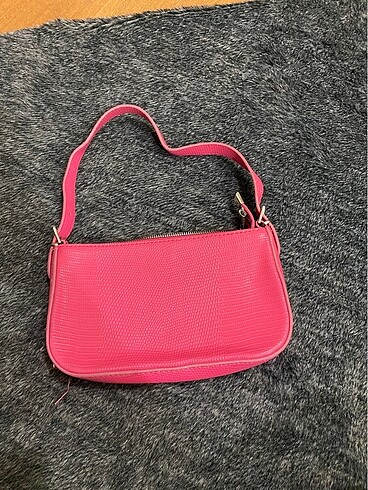 Pembe çanta