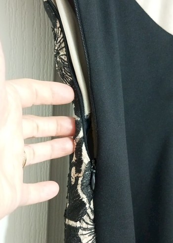 Dantel Detaylı Siyah V Yakalı Midi Elbise - Görsel 5