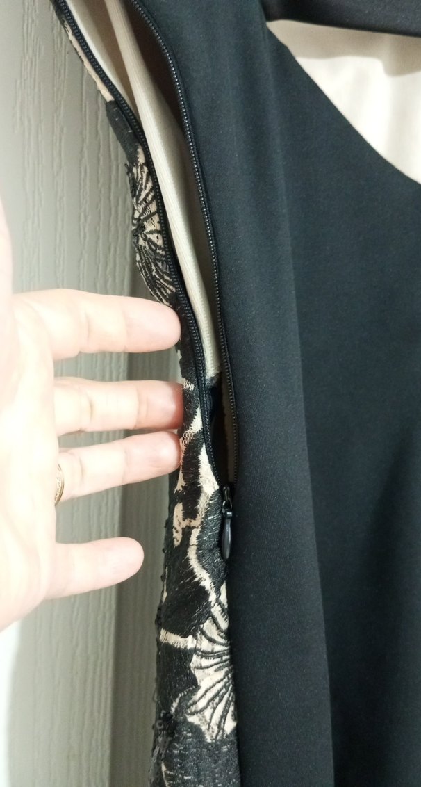 Dantel Detaylı Siyah V Yakalı Midi Elbise - Görsel 5