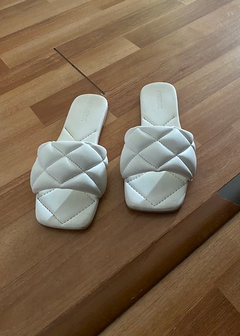 Beyaz Kadın Plaj Terliği Pilili Detaylı