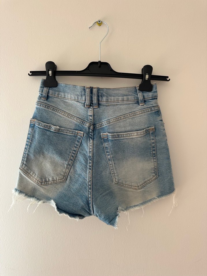 Pull and Bear Kadın Mavi Mini Denim Şort - Görsel 3