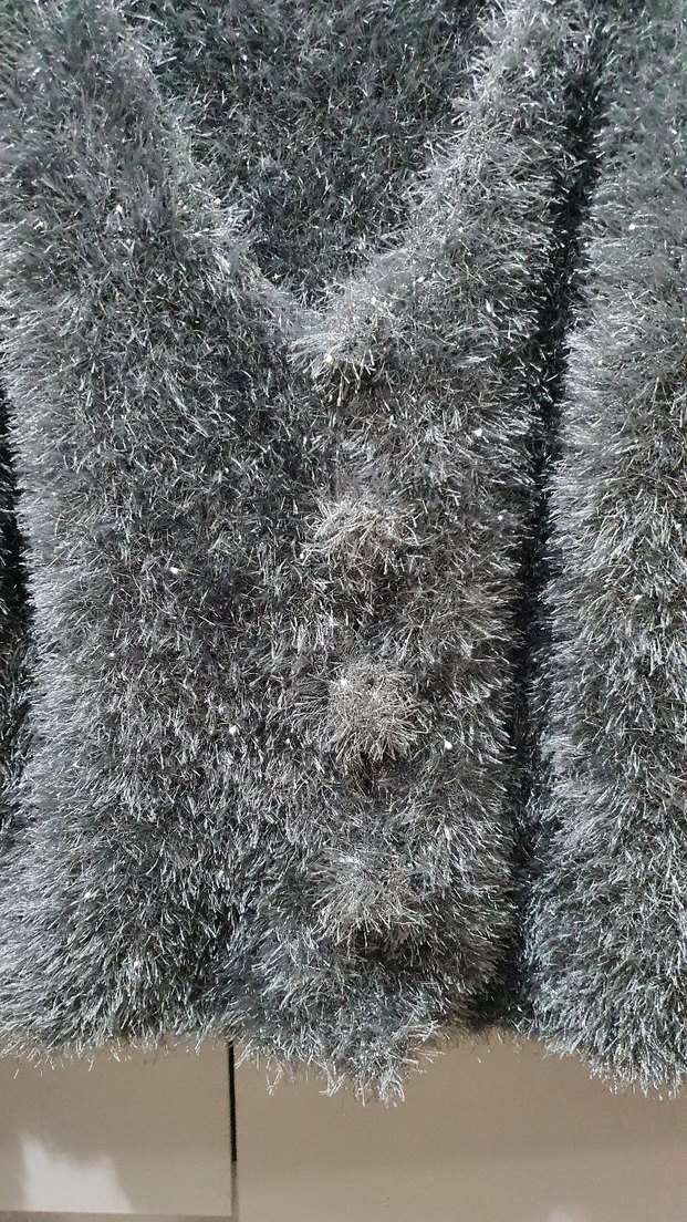 Gri Tüylü Uzun Kollu V Yaka Kazak - Görsel 2