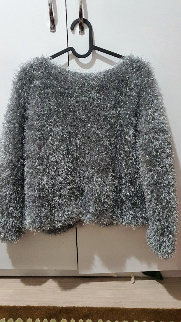 Gri Tüylü Uzun Kollu V Yaka Kazak - Görsel 3