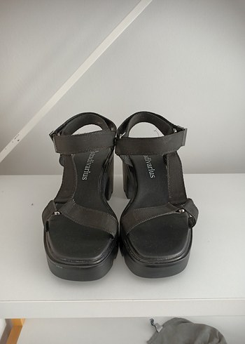 Stradivarius Kadın Siyah Platform Topuklu Sandalet