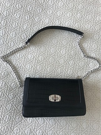 Stradivarius siyah askılı çanta