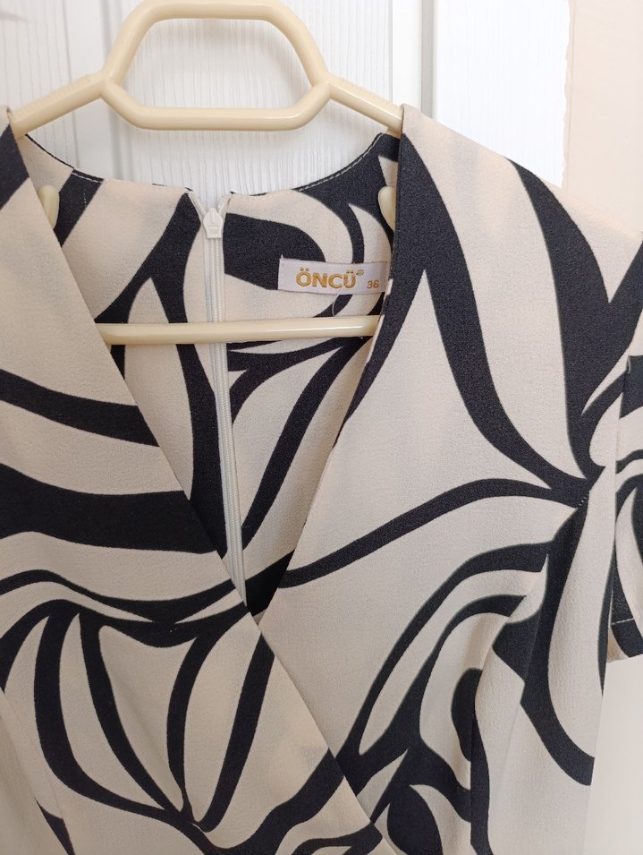 Zebra Desenli V Yaka Midi Elbise - Görsel 2