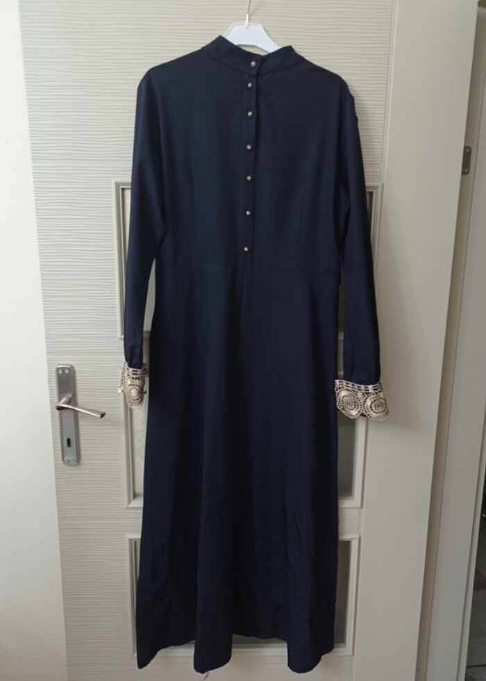 Güpür detaylı lacivert elbise  - Görsel 4