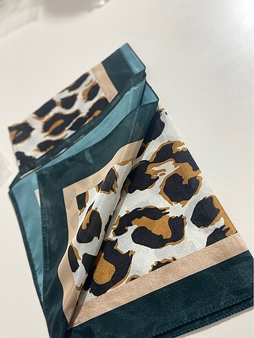 Leopar desenli şal