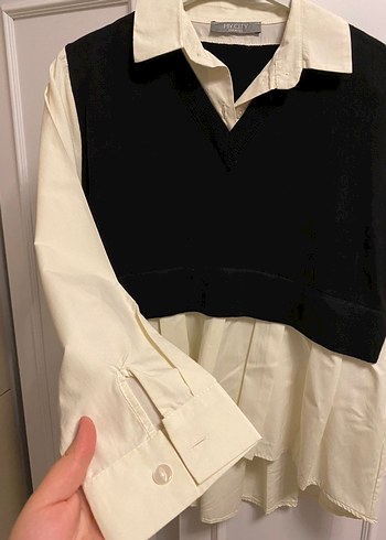 Pamuklu Beyaz Gömlek Siyah Süveter Detaylı - Görsel 3