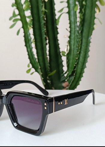 Louis Vuitton Siyah Kadın Güneş Gözlüğü - Görsel 2