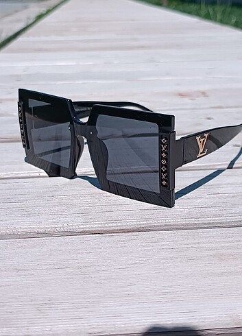  Beden Louis Vuitton bayan güneş gözlüğü 