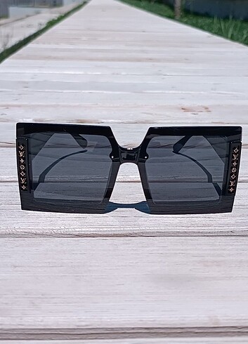  Beden siyah Renk Louis Vuitton bayan güneş gözlüğü 