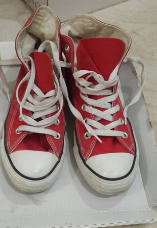 Kırmızı converse