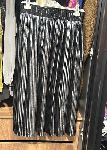 Parlak Siyah Pliseli midi boy Etek - Görsel 2