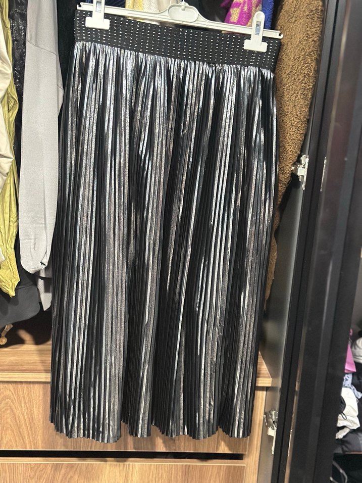 Parlak Siyah Pliseli midi boy Etek - Görsel 2