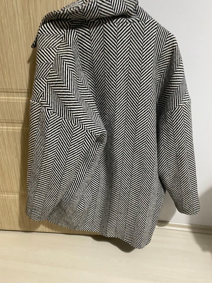 Desenli Siyah Beyaz Kaban - Görsel 3