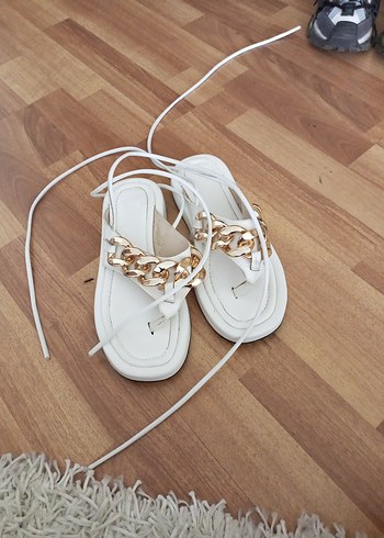 Beyaz Zincir Detaylı İnce Topuklu Sandalet - Görsel 3