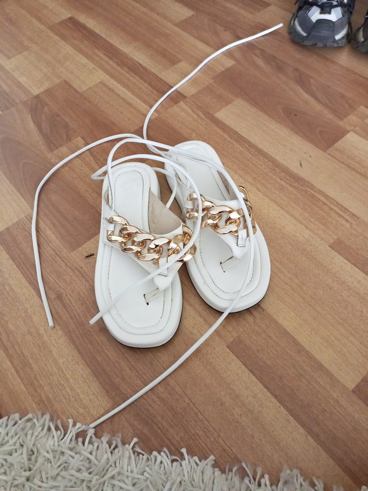 Beyaz Zincir Detaylı İnce Topuklu Sandalet - Görsel 3