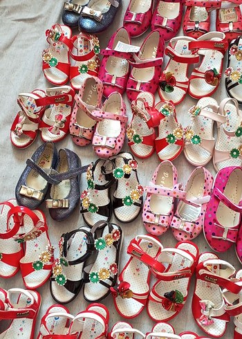 Renkli Nakışlı Tokalı Kız Çocuk Sandaletleri - Görsel 3