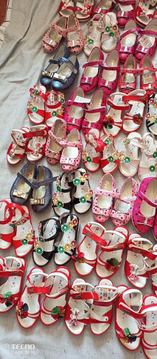 Renkli Nakışlı Tokalı Kız Çocuk Sandaletleri - Görsel 3