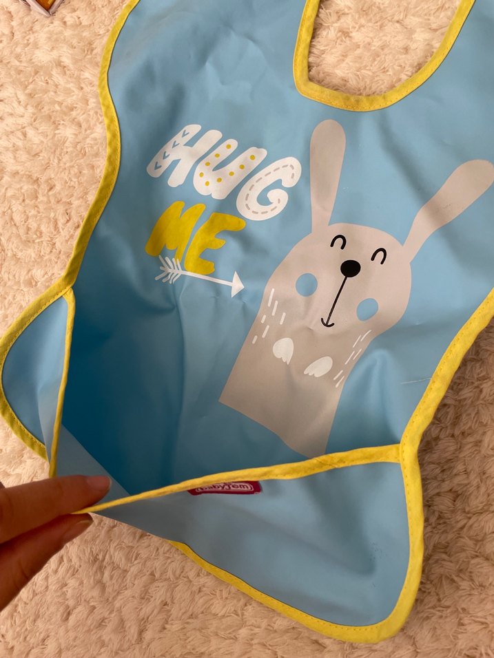 Gri Baskılı Bebek Önlüğü Sarı Kenarlıklı - Görsel 3