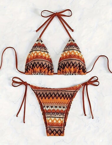 Üçgen desenli bikini takımı