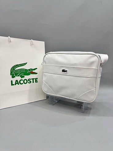 Lacoste canta