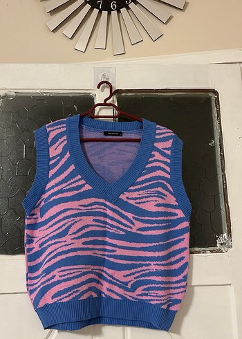 Pembe Zebra Desenli V Yaka Triko Süveter