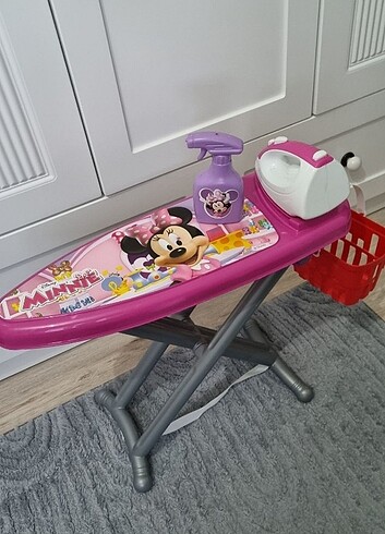 Diğer Barbie Oyuncak Ayaklı Makyaj Seti ve Minnie Mouse Ütü Seti