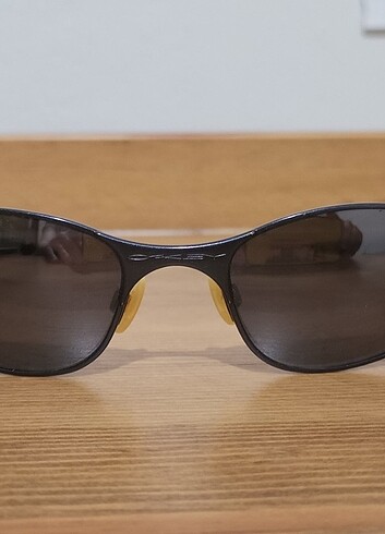 Oakley marka güneş gözlüğü, oldukça iyi durumda