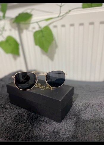 Gold Çerçeveli Kadın Güneş Gözlüğü
