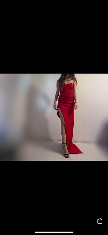 Kırmızı gece elbisesi