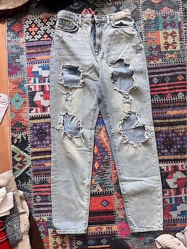 Yırtık kot pantolon