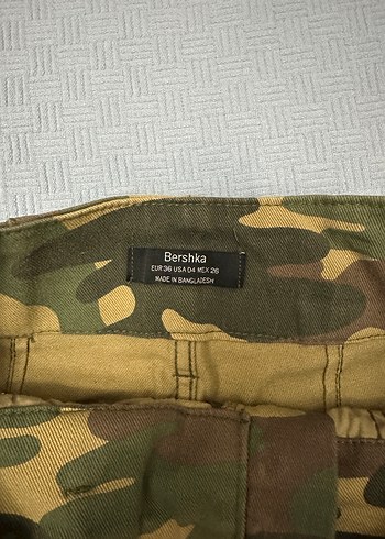 Bershka Bershka Kemerli Kamuflaj Desenli Kadın Kumaş Pantolon