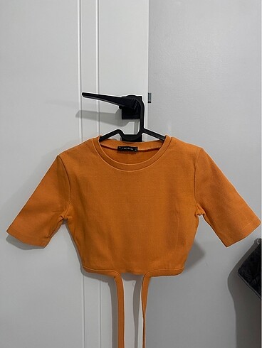 Trendyol & Milla Trendyolmilla turuncu belden bağlamalı crop bluz