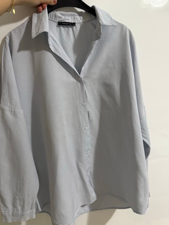 Gri V Yaka Kadın Gömlek - Görsel 3