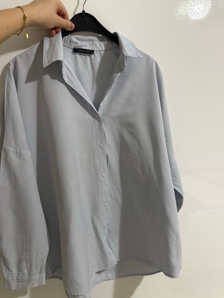 Gri V Yaka Kadın Gömlek - Görsel 2