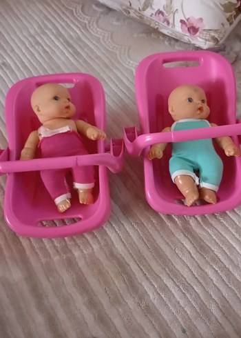 Pembe Bebek Koltuğunda İkili Bebek Seti