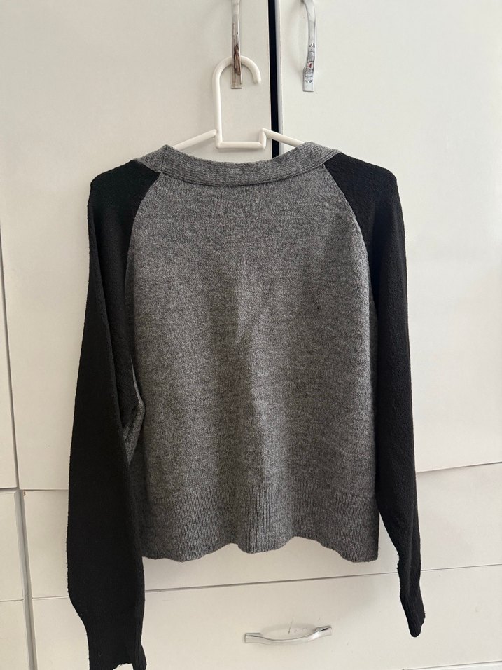 Gri V Yaka Düğmeli Kadın Hırka - Görsel 2