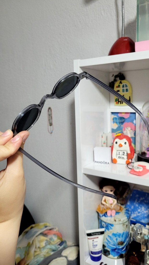 Şeffaf Gri Minimalist Kadın Güneş Gözlüğü - Görsel 3